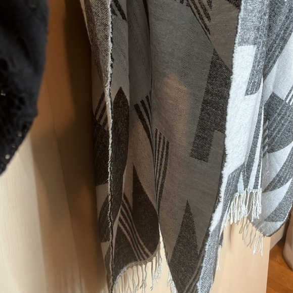 Modena Geometric Poncho with Fringe OS preowned black & white classic - Picture 8 of 8
